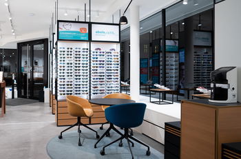 Das Bild zeigt eine Sitzgruppe sowie ein paar Warenträger in unserer Filiale.